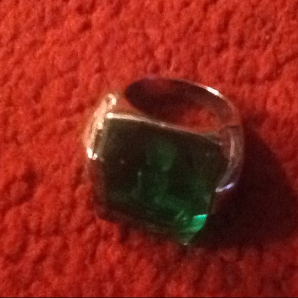 Size 8 silver tone with green stone - Picture 2 of 5